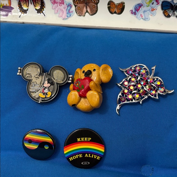 My Disney and Non Disney  Pin Collection 🐞 - Picture 9 of 9